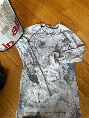 Lululemon -Dye Long Sleeve Thermal Top - Gray & Black thumb holes